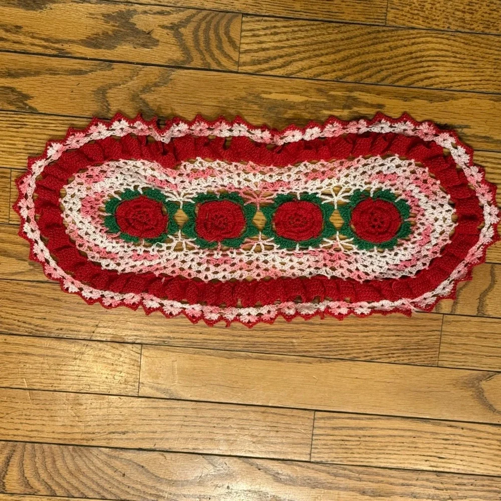1.a.0.0..8.e Vtg Handmade Crochet Table Runner Red Pink 3D Roses Floral 19.5x9